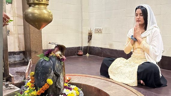 Ajooni: Ayushi Khurana Immerse Herself In Divine Ambience Of Shiv Temple In Shravan