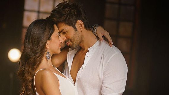 Satyaprem Ki Katha: Kartik Aaryan aka Sattu Grooves With Fans As He Celebrates Film's Craze Among Audience