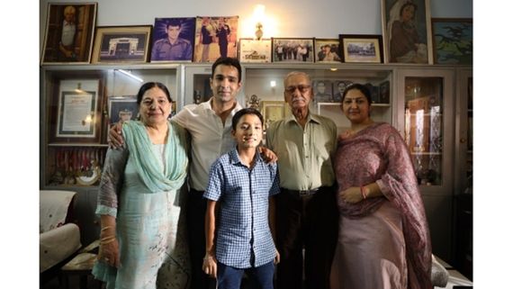 Reel Life Lt. Triveni Singh Meets Real Life Family Of The Ashok Chakra Bearer Braveheart