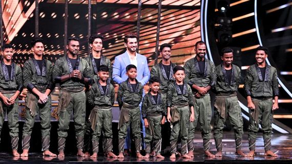 On India's Got Talent, Host Arjun Bijlani Surprises Abujhmad Group With Gifts Sent By His Son, Ayaan Bijlani