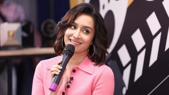 Shraddha Kapoor Wins Hearts With Her Heartwarming Gesture; Distributes Umbrellas & Expresses Gratitude 