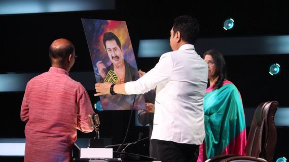 Indian Idol 14 Theatre Round: Kumar Sanu's Biggest Fan Revealed. Contestant's Father Gifts Him Portrait