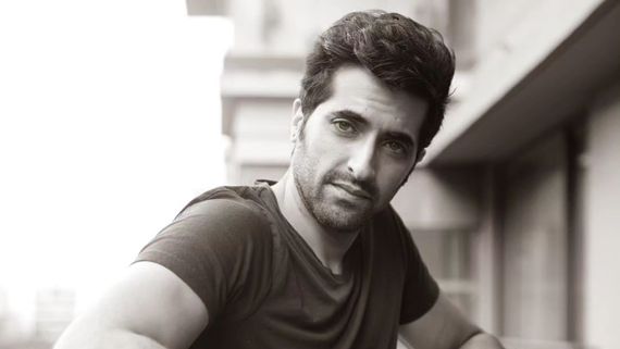 Exclusive! Fighter Actor Akshay Oberoi Reveals THIS 90s Actress Was His First Crush 