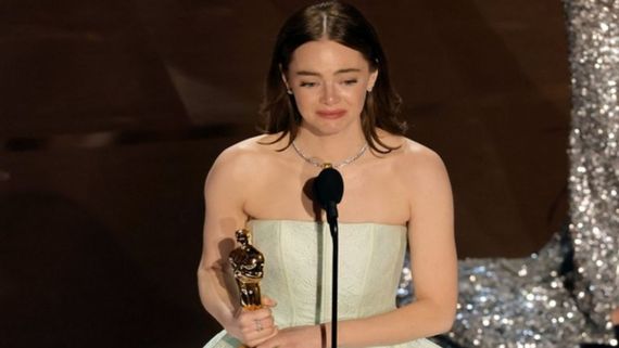 Emma Stone Admits Facing Wardrobe Malfunction As Clinches Best Actress At Oscars 2024