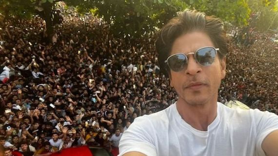 Eid VIRAL VIDEO: SRK's Epic Fan Encounter Outside Mannat Earns Him The Title Of 'Biggest Crowd Puller'