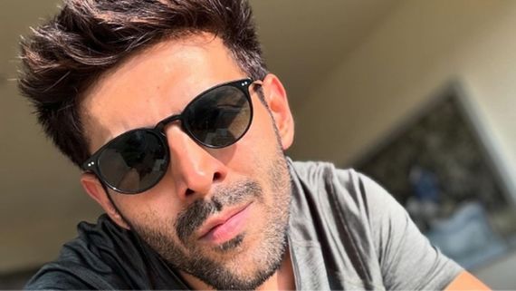 VIRAL VIDEO: Kartik Aaryan Mobbed By Fans In Kolkata After Bhool Bhulaiyaa 3 Shooting