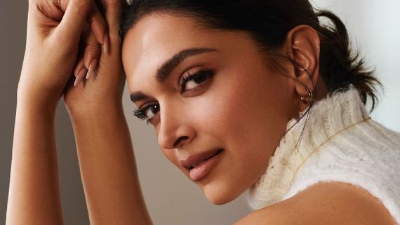 VIRAL! Deepika Padukone Smacks Fan's Phone At Airport, Netizens Label It As 'Rude And Aggressive'