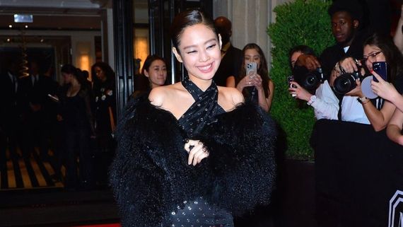 Met Gala 2024: BLACKPINK's Jennie Sets Red Carpet Ablaze In Blue Mini Dress; Fan Says 'She Was Born To Rule'