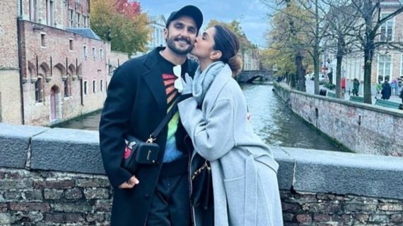 VIRAL: Mom-To-Be Deepika Padukone Flaunts Baby Bump In UNSEEN Pic; Spotted Holidaying With Ranveer Singh