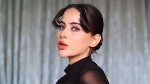 Urfi Javed Shows ‘Ande Ka Phanda’ In The Coolest Way Possible, But Internet Asks For ‘Scrambled Egg’ Instead  