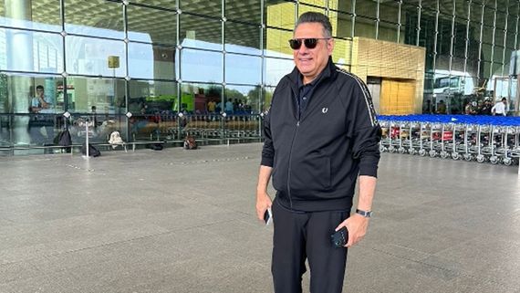 Boman Irani Shows Goofy Side As He Reverses Roles, Turns Paparazzo At Mumbai Airport- VIRAL VIDEO