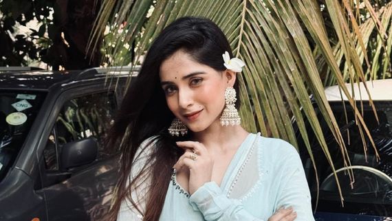 Monsoon EXCLUSIVE | Pratiksha Honmukhe Enjoys Rains On Set With Kaise Mujhe Tum Mil Gaye Team: Sitting With…