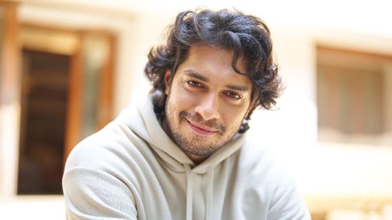 Here's How Junaid Khan Is Perfectly Balancing Film Shoots & Theatre Rehearsals!