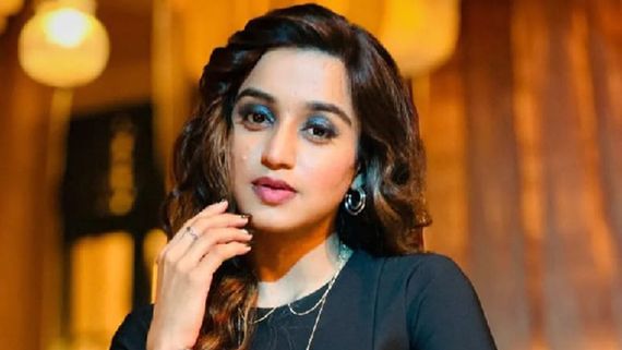 Maitari Bhanushali Takes on Her First Bike Ride Challenge in Chhathi Maiyya Ki Bitiya Debut Scene