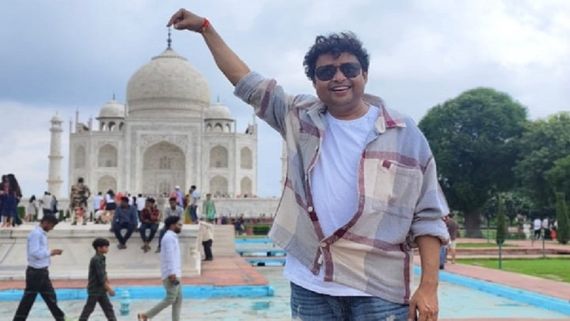 Yogesh Tripathi Fulfils His Dream of Clicking the 'Iconic Pose' at the Taj Mahal!
