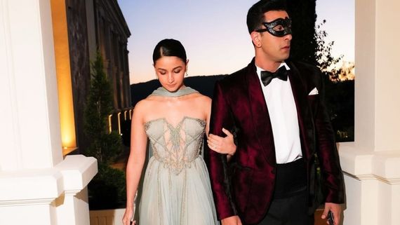 Love And War Shooting: Alia-Ranbir's Retro Look Leaked From Sets; Fans Joke, 'Better Not Be Bombay Velvet'