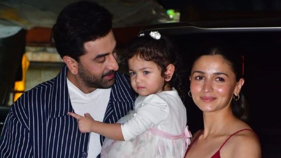 Christmas 2024: Raha's Flying Kiss To Paps Melts Hearts As She Arrives With Ranbir & Alia; Video