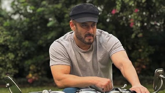 Salman Khan Vibes To 'O O Jaane Jana' During His Birthday Celebration In Jamanagar; WATCH