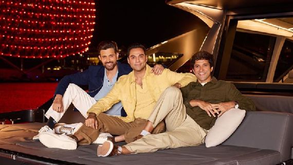 Hrithik Roshan Makes Grand Entrance In Luxury Yacht In Yas Marina. Farhan Akhtar-Abhay Deol's Reaction Takes 