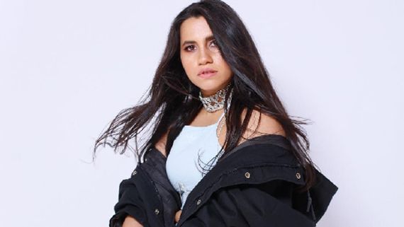 Holiya Mein Ude Re Gulaal Song: This Holi, Groove To The Latest Holi Anthem By Nikhita Gandhi 