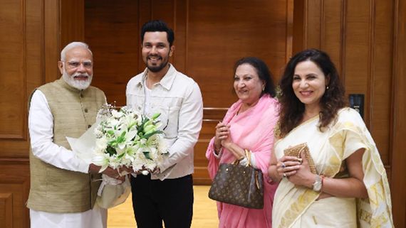 Randeep Hooda meets Prime Minister Narendra Modi with his family: It Was  Great Honour