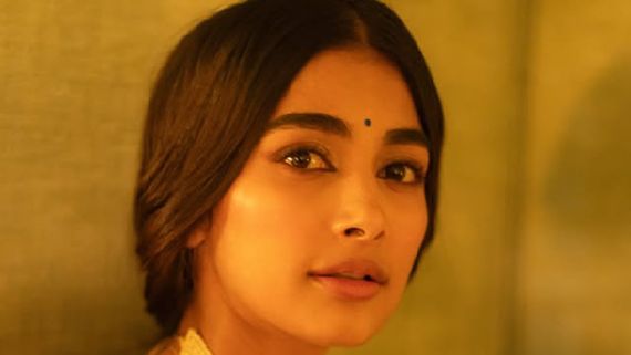 Pooja Hegde Enjoys ‘Retro’ Screening With Varun Dhawan And Mrunal Thakur In London – WATCH