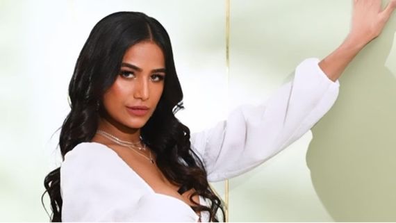 Poonam Pandey’s First Ever Shared Moment With Her Mother In A Beautiful Photo