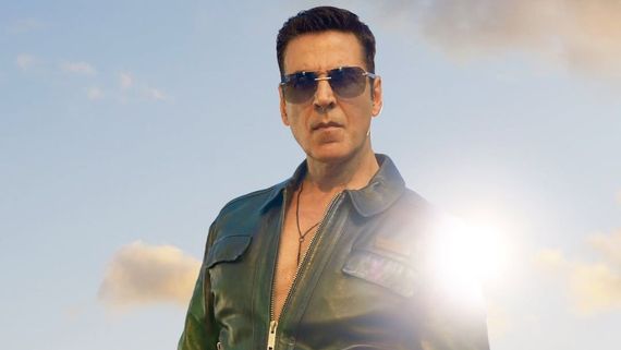 Akshay Kumar VIRAL Video: Housefull 5 Actor Shocks Fans As He Steps Out To Take Review