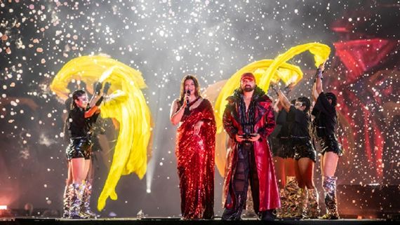 Saregama Live’s Capmania: Himesh Reshammiya's Wife Sonia Joins Him On Stage, Kisses Him In Aww-worthy Moment