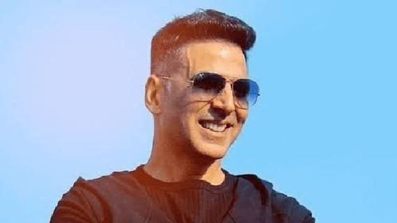 Fan Spotted Following Akshay Kumar During His Family Vacation in London - Here's What Actually Happened