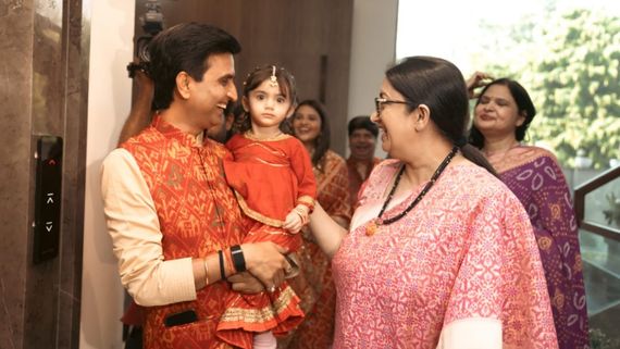 Kyunki Saas Bhi Kabhi Bahu Thi 2 Star Smriti Irani Shares A Hariyali Teej Moment With Kumar Vishwas’ Family