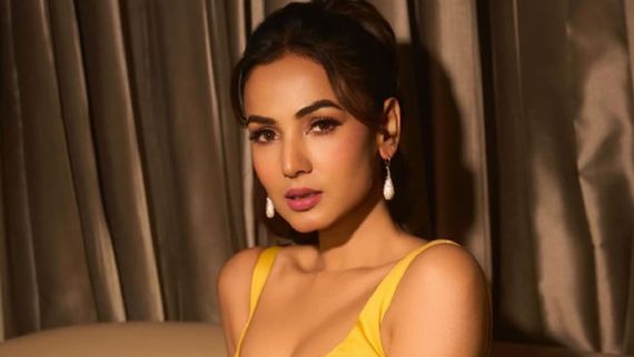 Sonal Chauhan Meets A Die-Hard Fan While Shooting ‘Shera’, Gets Called “Girl Crush”