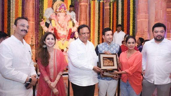 Sonyaa Ayoddhya Seeks Blessings At Advocate Ashish Shelar’s Ganesh Utsav Mandal In Bandra