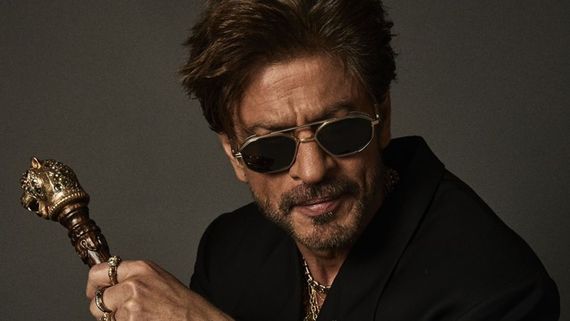 Shah Rukh Khan Honors 26/11 & Delhi Blast Victims With Heartfelt Speech at Global Peace Honours 2025 - VIDEO