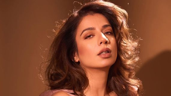 Crowd Sings Along As Jasmine Sandlas Gets Emotional During Jaiye Sajana Performance