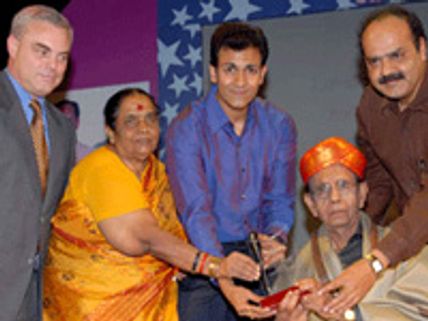 ಚೈತ್ರದ ಸಂಜೆ ರಂಗಿನಲಿ ರಾಜ್ ಕಂಠಕ್ಕೆ ಸನ್ಮಾನ!