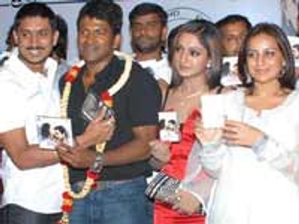 ಅಪ್ಪುಗೆ ಪ್ರೇಮ್ ಕಹಾನಿ ಸಿಡಿ ಕೊಟ್ಟ ಪೂಜಾ ಗಾಂಧಿ