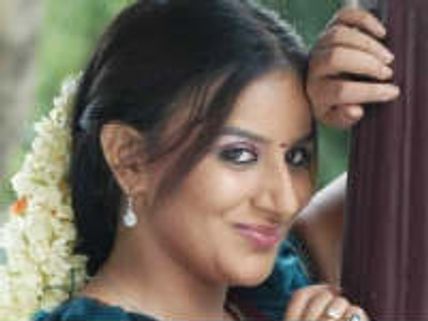 ನಟಿ ಪೂಜಾಗಾಂಧಿ ನೆತ್ತಿ ಮೇಲೆ ಬಹಿಷ್ಕಾರ ತೂಗು ಕತ್ತಿ