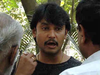 ದರ್ಶನ್ ಸ್ನೇಹಿತರಿಗೆ ಮಂಡ್ಯದಲ್ಲಿ ಹಿಗ್ಗಾ ಮುಗ್ಗಾ ಗೂಸಾ