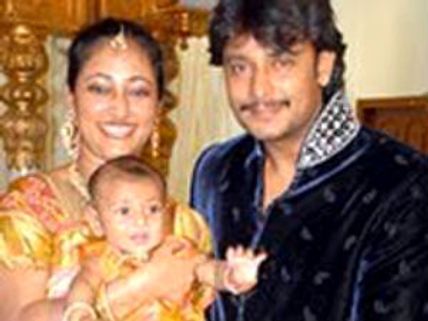 ದರ್ಶನ್ ಅಭಿಮಾನಿಗಳಿಂದ ಪೊಲೀಸ್ ಠಾಣೆ ಮುತ್ತಿಗೆ