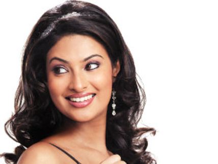 ಸಯಾಲಿ ಭಗತ್ ನಿತಂಬ ಸವರಿ ಸಂತಸ ಪಟ್ಟರೆ ಬಿಗ್ ಬಿ?