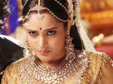 ರಮ್ಯಾ ತೊಳೆದಿಟ್ಟ ಬೆಣ್ಣೆಯ ಮೇಲೆ ಇಟ್ಟ ದ್ರಾಕ್ಷಿ ಹಣ್ಣು