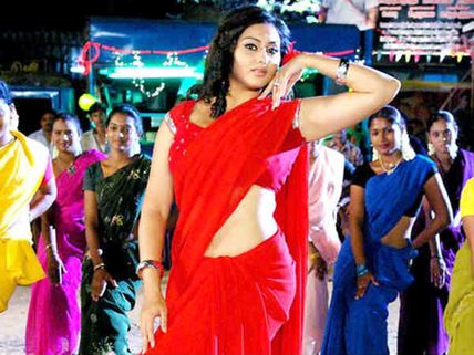 ನಿರ್ಲಜ್ಜ ನಿರ್ದೇಶಕನ ಚ(ಚಾ)ಳಿ ಬಿಡಿಸಿದ ನಮಿತಾ