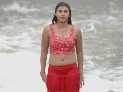 ಮುಂಗಾರು ಮಳೆಯಲ್ಲಿ ಒದ್ದೆ-ಮುದ್ದೆಯಾದ ಬೆಡಗಿಯರು  