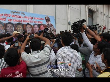 ದರ್ಶನ್ ಮನೆ ಮುಂದೆ ಆ ರಾತ್ರಿ ನಡೆದಿದ್ದಾದರೂ ಏನು?