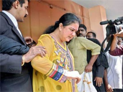 ವೇದಿಕೆಗೆ ಕುಡಿದು ಬಂದ ಹಿರಿಯ ನಟಿ ಊರ್ವಶಿ