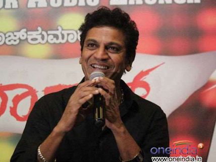 ವೀರಪ್ಪನ್ ಗಾಗಿ ಬಂದೂಕಿನ ಜೊತೆ ಮೈಕ್ ಹಿಡಿದ ಶಿವಣ್ಣ