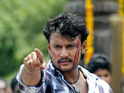 ದರ್ಶನ್ ಕುತ್ತಿಗೆಗೆ ಕೈಹಾಕಿ ಆಚೆ ದಬ್ಬಿದವರು ಯಾರು?