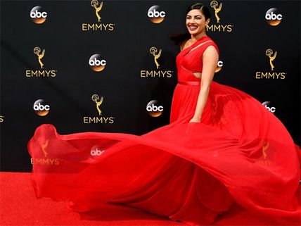 ಕೆಂಪು ಗೌನ್ ನಲ್ಲಿ ಮಿರ-ಮಿರ ಮಿಂಚಿದ 'ಕ್ವಾಂಟಿಕೋ' ಚೆಲುವೆ ಪ್ರಿಯಾಂಕ