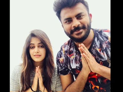 ಅಭಿಮಾನಿಗಳ ಮುಂದೆ ಕೈಮುಗಿದು ನಿಂತ ಚಂದನ್ - ಶೃತಿ ಜೋಡಿ